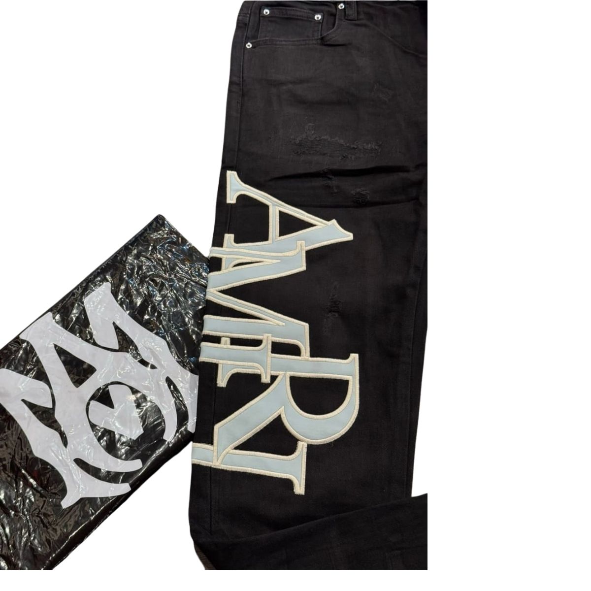 COMPRAR Pantalón Amiri  Si buscas comprar pantalón Amiri al mejor precio, estás en el lugar correcto. En ONLINESHOPPINGCENTERG tenemos los jeans Amiri hombre más exclusivos, desde los clásicos Amiri Bandit jeans hasta los Amiri Skinny Fit. Aquí encontrarás todo lo que necesitas saber antes de comprar.  ¿Por qué comprar pantalones Amiri en ONLINESHOPPINGCENTERG? Envíos rápidos – Disponibles para Estados Unidos, Reino Unido, Canadá, Italia, Sudáfrica y más. Precios competitivos – Las mejores ofertas en pantalones Amiri hombre. Variedad de modelos – Desde vaqueros Amiri hasta pantalones Amiri estrellas.  Modelos más buscados Amiri jeans hombre (Skinny, Slim, Relaxed Fit)  Pantalones Amiri estrellas (Edición limitada)  Amiri Bandit jeans (Diseño con parches)  Amiri denim (Calidad premium)  Sudadera Amiri hombre (Para combinar con tus jeans)  ¿Dónde comprar jeans Amiri? En ONLINESHOPPINGCENTERG somos especialistas en ropa Amiri hombre, incluyendo: Pantalón Amiri precio accesible Amiri jeans hombre Jeans Amiri yupoo (Catálogo actualizado)  ¿Necesitas ayuda? Contáctanos y te asesoramos para elegir el mejor modelo.  Pantalones Amiri 1. ¿Cómo saber si un pantalón Amiri es de buena calidad? Los jeans Amiri  tienen: ✔ Etiquetas bordadas con precisión. ✔ Cremalleras de alta calidad (a menudo YKK). ✔ Costuras limpias y materiales premium.  2. ¿Cuál es el precio de un pantalón Amiri? El pantalón Amiri precio varía según el modelo:  Jeans Amiri hombre básicos: Desde $400 USD.  Ediciones limitadas (Amiri estrellas, Bandit): Hasta $1,200 USD.  3. ¿Dónde comprar jeans Amiri ? En ONLINESHOPPINGCENTERG ofrecemos jeans Amiri outlet, exclusivos. Evita falsificaciones y compra solo en tiendas autorizadas.  4. ¿Qué talla debo elegir en pantalones Amiri? Los Amiri jeans hombre suelen ajustarse al talle real. Si usas 32 en otras marcas, elige la misma talla.  5. ¿Hacen envíos internacionales? ¡Sí! Enviamos a Estados Unidos, Reino Unido, Canadá, Italia, Ghana, Marruecos, Rumania y más.  ¿Dónde comprar pantalón Amiri en tu país? Si buscas pantalón Amiri en Estados Unidos, Reino Unido, Canadá o cualquier otro país, en ONLINESHOPPINGCENTERG te lo llevamos. Algunas de nuestras ubicaciones más demandadas:  pantalon amiri en Jamaica – Envíos express en 3-5 días. pantalon amiri en Ghana – Garantía de entrega segura. pantalon amiri en Italia – Compra con envío rápido. pantalon amiri en Chocó y Antioquia – Opciones de pago local.  ¡Compra ahora y luce el mejor estilo con jeans Amiri!